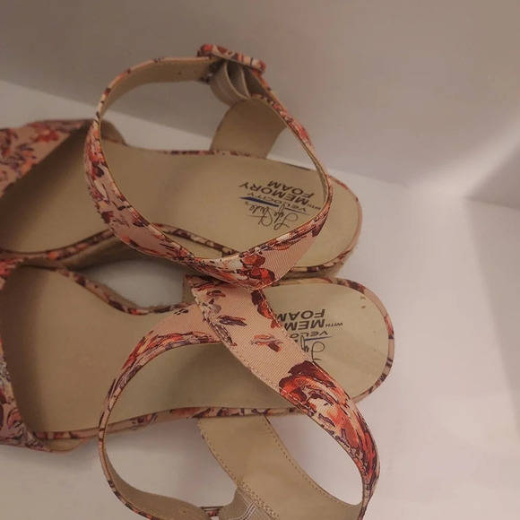 Lifestride Velocity with Memory Foam Floral Blush Tango Wedges in Size 11 - Picture 6 of 11
